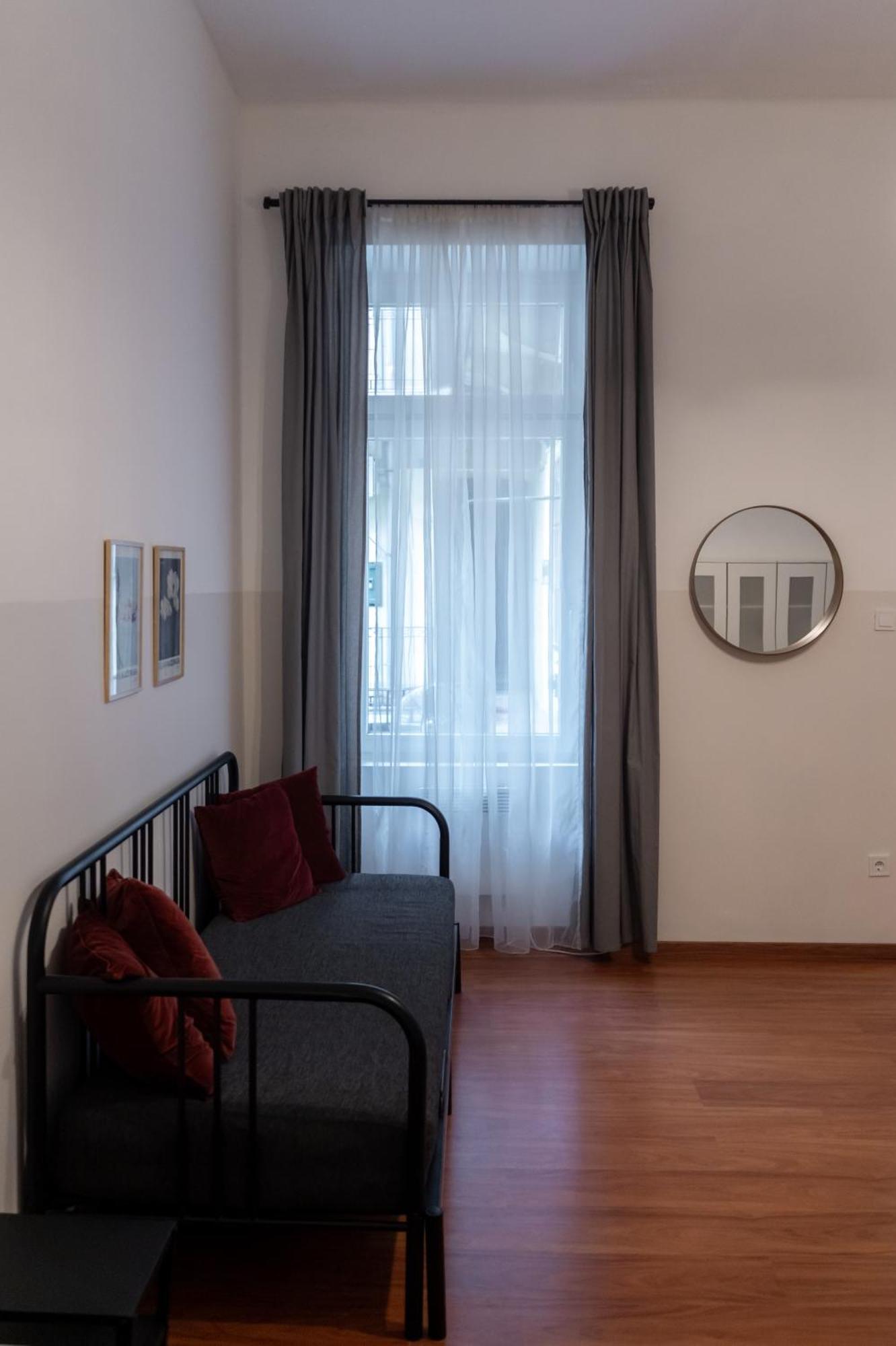 Cozy Apartment In Akacfa Street Budapest Exterior photo